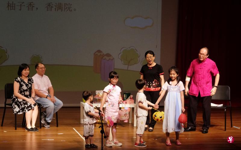 张亚凤在去年的“华语儿歌创作表演比赛”上，出动一家三代人，把儿歌《中秋节》搬上舞台，获得特别表扬奖。（档案照片）