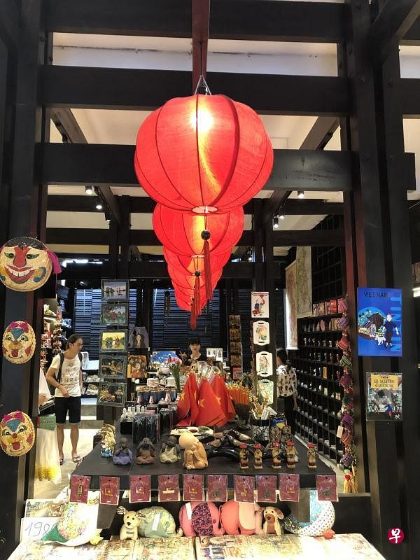 南瓜形状的中式大红灯笼。