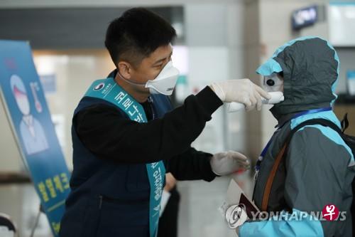 仁川机场今天起针对出境旅客试点实施三重出境检疫措施。 （韩联社） 