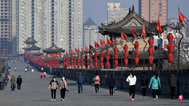 近日，受疫情影响而关闭的西安城墙景区恢复开放，3月4日，游客在西安城墙游览。（新华社）