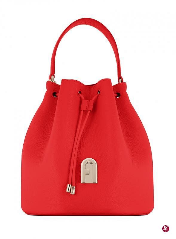 Furla的水桶包用了抢眼艳色。（品牌提供照片）