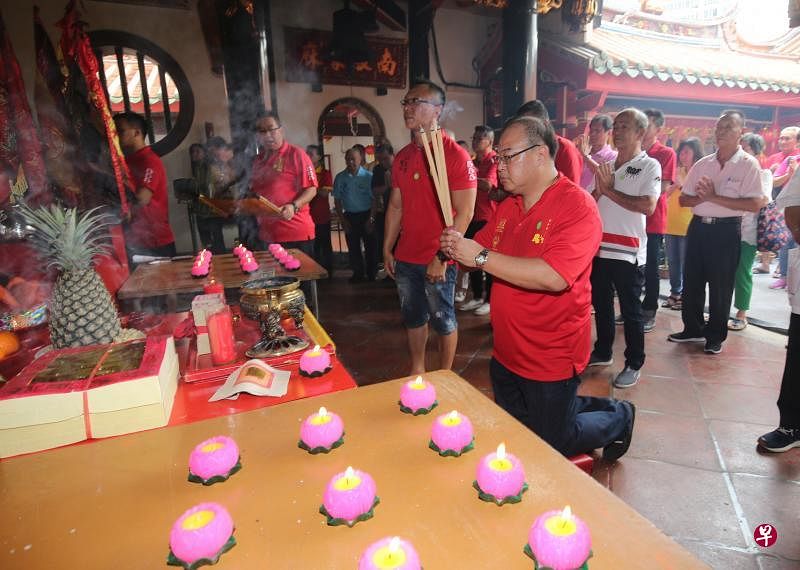 圣公文化传承委员会主席陈奕福（持香者）主持抗疫情赦灾植福祈祷仪式，带领宫庙会员代表向神明祈求消灾解厄。（唐家鸿摄）
