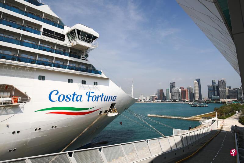 意大利游轮歌诗达幸运号（Costa Fortuna）被两个国家禁止停靠后，今天在新加坡靠岸。（李健玮摄）