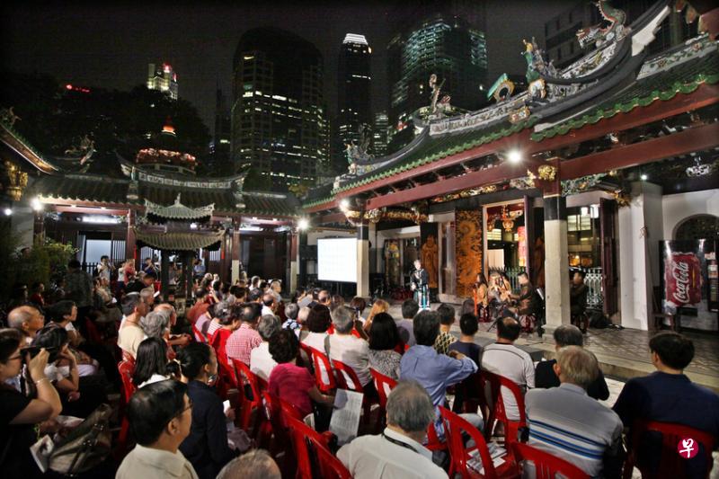 湘灵音乐社受邀在天福宫呈献南音，观众置身“古厝庭院”里欣赏古乐清曲，与外面的“新厝大厦”仅一墙之隔，相映成趣。图为2018年演出的场面。（档案照）