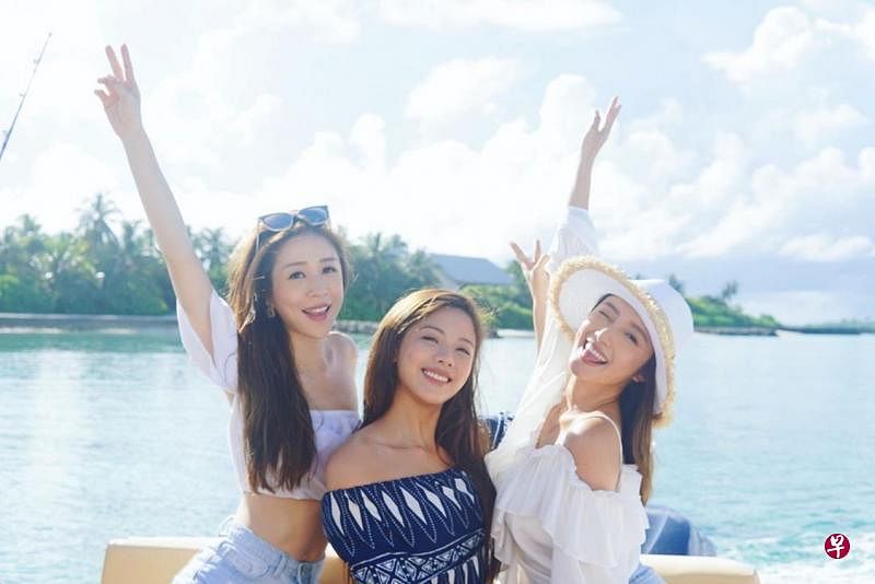 魏韵芝（左起）、伍乐怡及邝洁楹带观众到马尔代夫，漂亮的主持人也让画面格外养眼。（互联网）