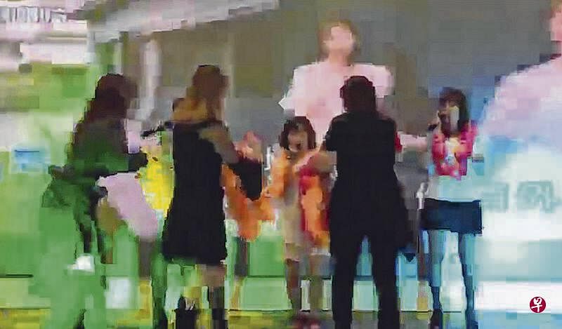 从视频中可见，不到一分钟内，就有六名公众上台给这三名女歌手红包，并为他们挂上花串。（视频截屏） 