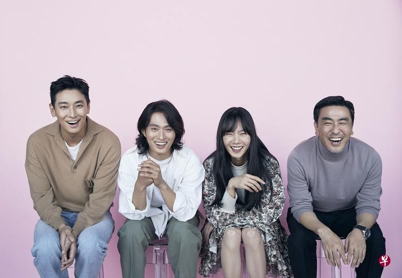 朱智勋（左起）、金成圭、裴斗娜、柳承龙在《李尸朝鲜》第二季有精彩演出。（Netflix提供）