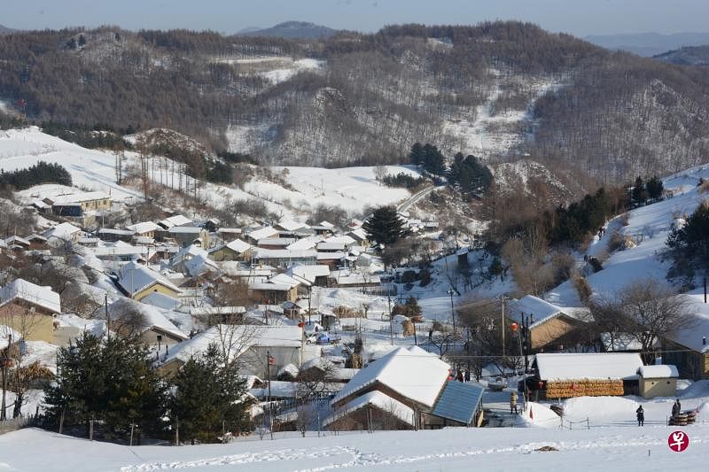 错落有致的雪村。