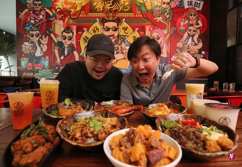 林倛玉（右）和其中一位拍档张凯丰希望透过美食和音乐，传递正能量。（唐家鸿摄）