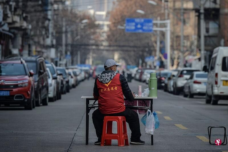 武汉封城还在继续，企业、社会组织和志愿者还在默默奉献，还在参与公共事务的管理，提供稀缺的公共产品，同时也在给我们提供一个宝贵的启示。（法新社）