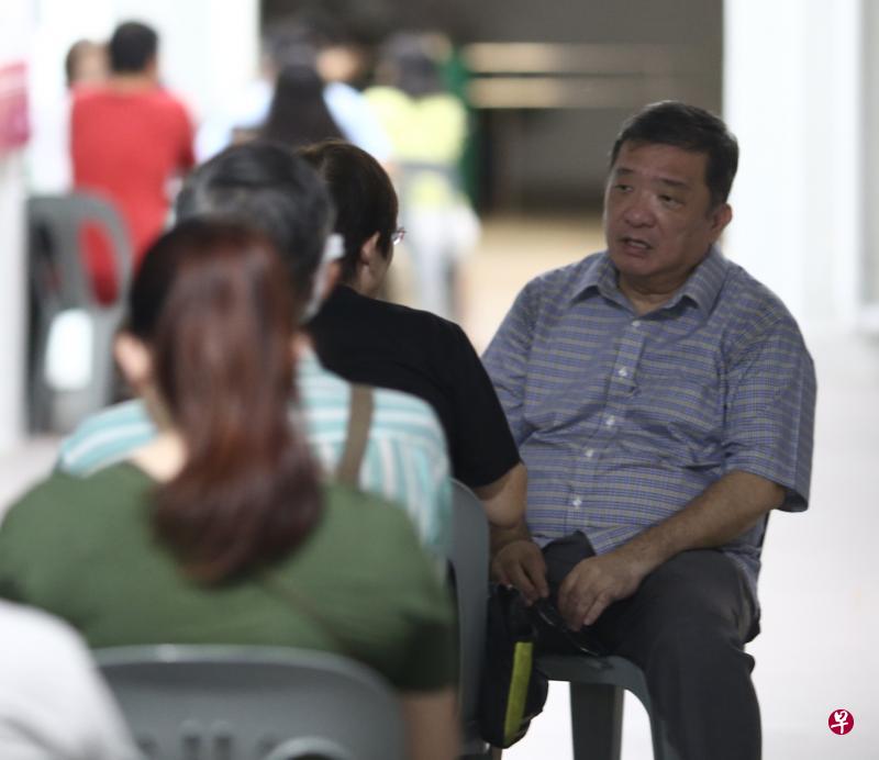 对于波东巴西保留为单选区，现任议员司徒宇斌昨晚接见选民前受访时表示欢迎。他说自己在该区服务了20年，与居民建立起深厚情感，相信居民对他的表现感到满意。（陈渊庄摄）