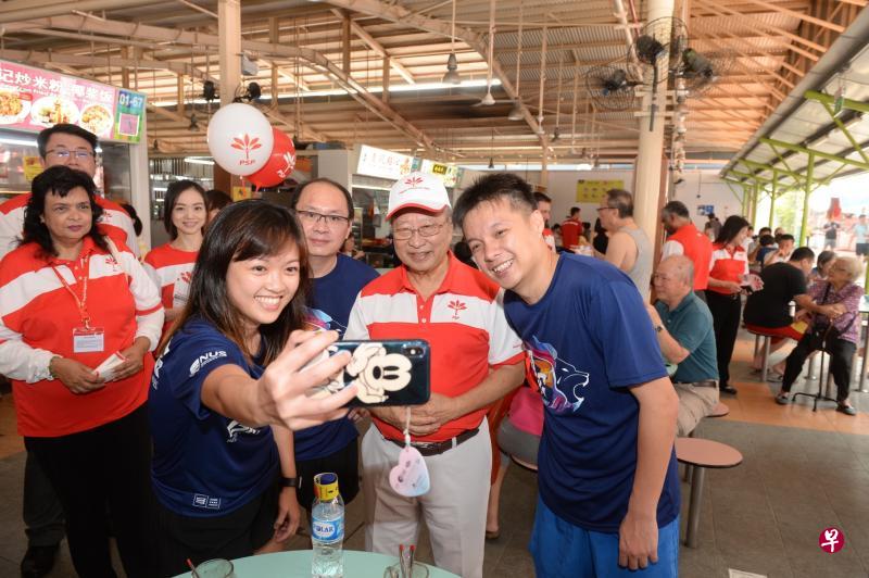 去年新成立的新加坡前进党由人民行动党前议员陈清木医生（戴帽者）领军，该党近来一直保持活跃，在全岛多个选区都能看到他们的身影。（档案照片）