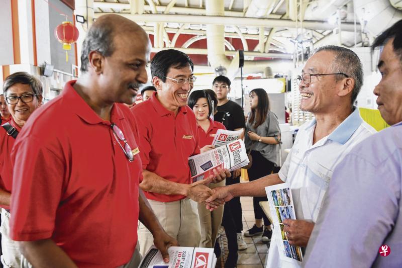 新加坡民主党秘书长徐顺全（左二）来届大选会和党主席淡马亚医生（左一）一起竞逐荷兰—武吉知马集选区，还是单独挑战武吉巴督单选区的穆仁理，引人关注。（档案照片）