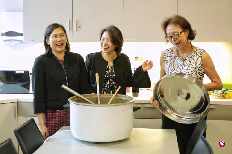 财政部经济计划司司长杨文珊（左起）、社会计划司司长汪意娴和同事们都对符美玉（右一）煮的粥赞不绝口。（林国明摄）