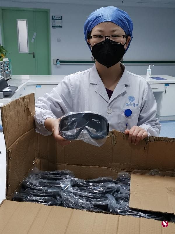 武汉协和急诊科室医疗人员接收新加坡学子寄来的防护物资。（受访者提供）
