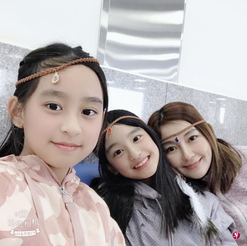 陈秀丽（右）与双胞胎女儿日前回马国。（互联网）