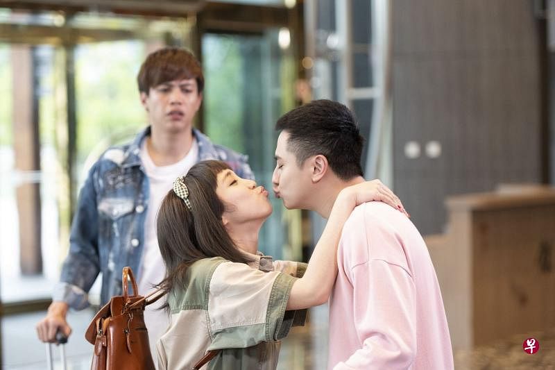 “仙姑”梁舒涵（中）和曾子余（右）新婚甜蜜，她也积极当红娘。（互联网）