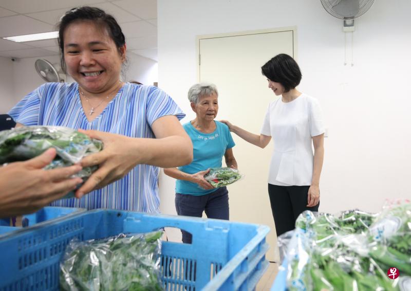 榜鹅西基层昨天向区内500户有年长居民的家庭各派发两包蔬菜。负责该区事务的内政部兼国家发展部高级政务次长孙雪玲（右一）说，希望通过此举加强居民对本地食物生产能力的信心。（林泽锐摄）