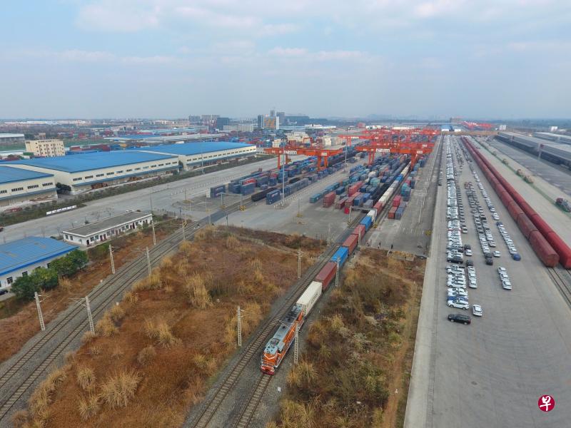 2月19日，满载电子设备的中欧班列从成都国际铁路港发出开往荷兰。截至2月17日，中欧班列（成都）开行量较去年同期增长80％。（新华社）