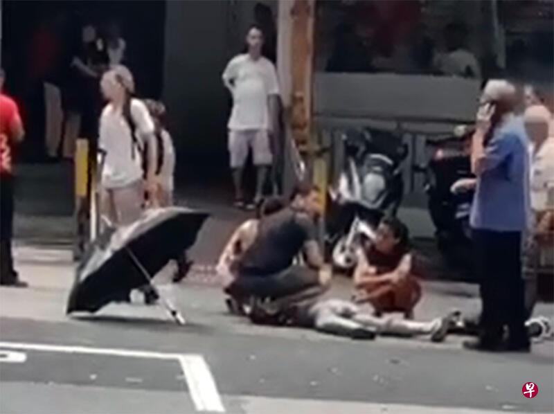 事发后不少人上前查看阿嫲情况，还有医生尝试用白色毛巾垫着阿嫲的头。（受访者提供）