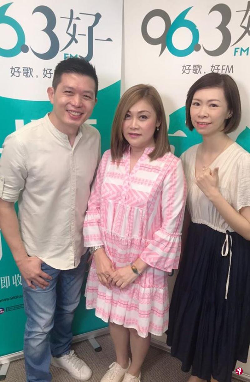 杨莉冰（中）作客温国贤和陈丽仪主持的《下班ING》。（张晓鹏摄）