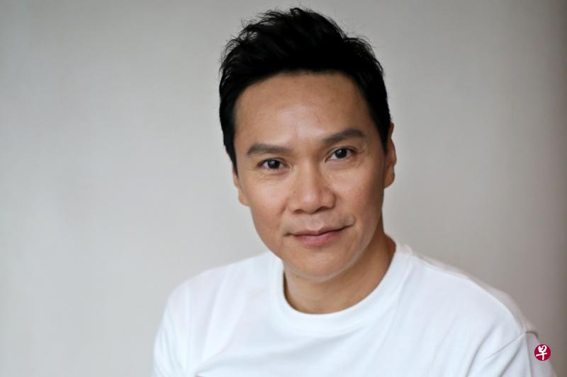 黄炯耀小时候帮父亲派报。（龙国雄摄）