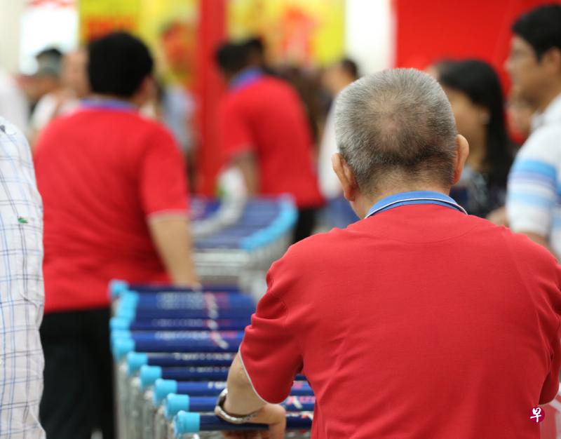 乐龄补贴计划的条件将从今年1月1日起放宽，让家庭人均月入超过1300元但不超过1800元的65岁及以上年长者，也能获得补贴。（档案照） 