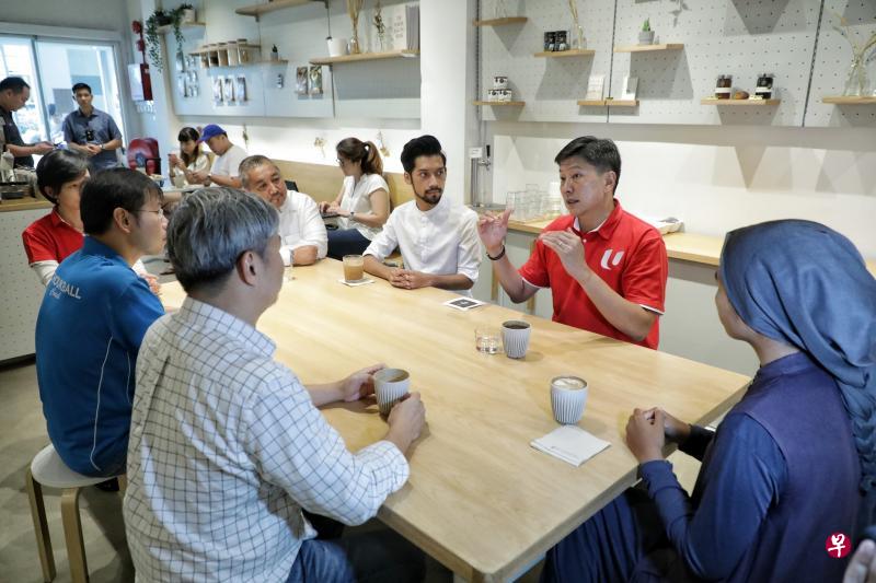 职总秘书长黄志明（右二）与自雇人士对话，了解冠病疫情对他们的工作和生活带来哪些挑战。（林国明摄）