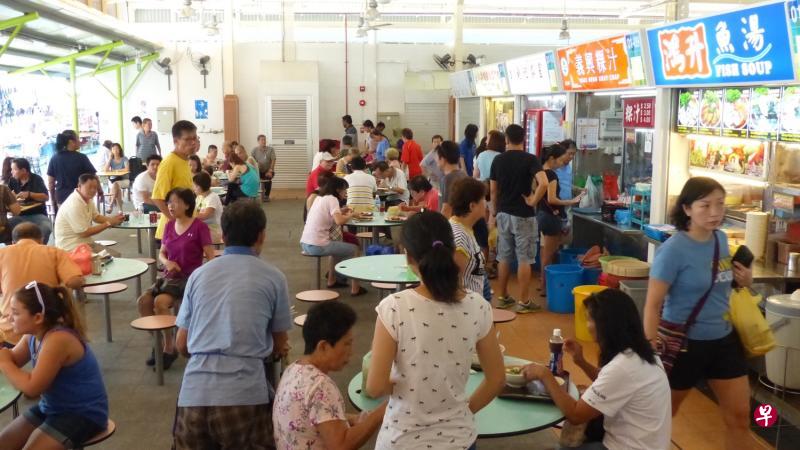 根据2015年的一项调查，有六成的国人经常在外用餐，五年后的今天，在外用餐的人或许更多了。（档案照片）