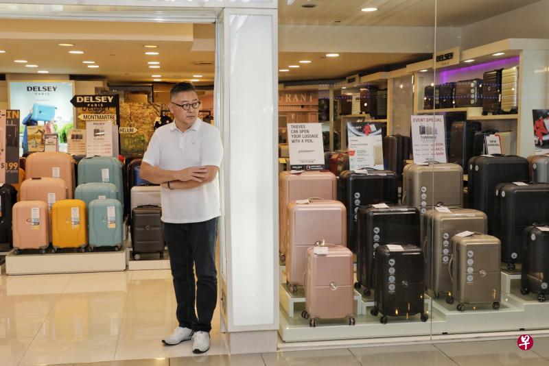 毅马控股（Travelite）主席冯德勇在新达城的店面门可罗雀。（林国明摄）
