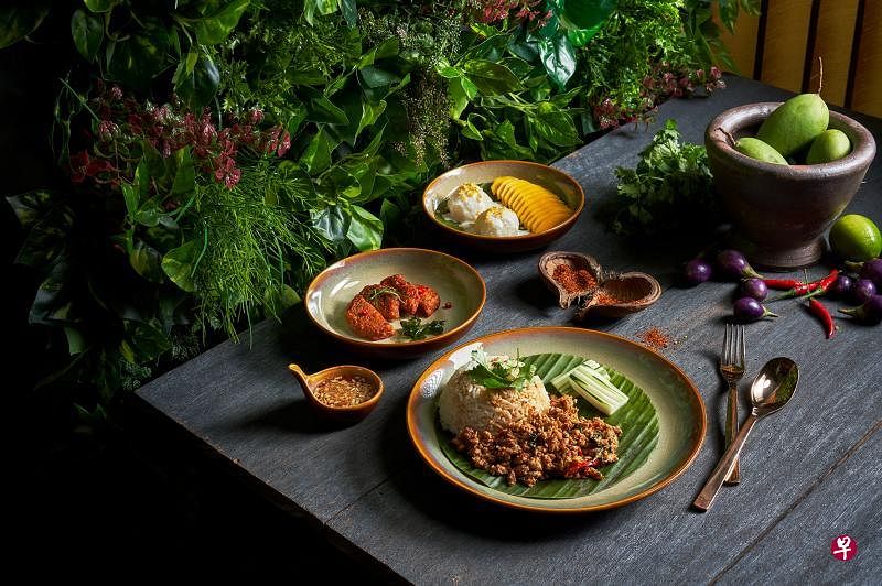 Chalerm Thai的优惠午餐套餐包含九层塔炒鸡配白饭、自制泰式鱼饼和芒果糯米饭。（餐馆提供）