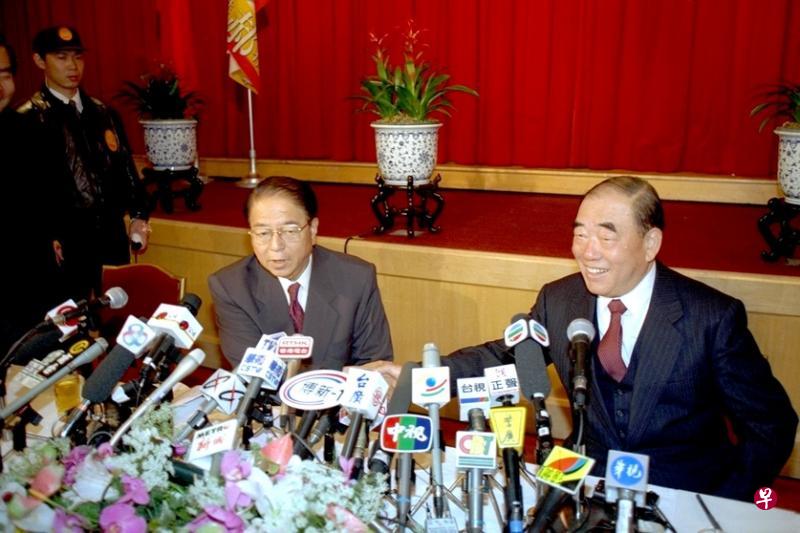 1996年台湾第一次举行总统选举，林洋港（左）和他的副总统搭档郝柏村召开记者会，主张中国大陆和台澎金马未来应该建立“中华国协”，超越传统的“民族国家”观念瓶颈，走向类似欧洲联盟的“区域国家”境界。（档案照片）