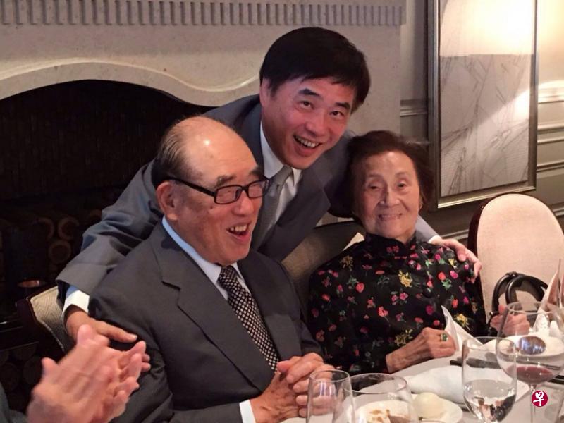 　郝龙斌（中）和父亲郝柏村与母亲郭菀华合照。（郝龙斌面簿）