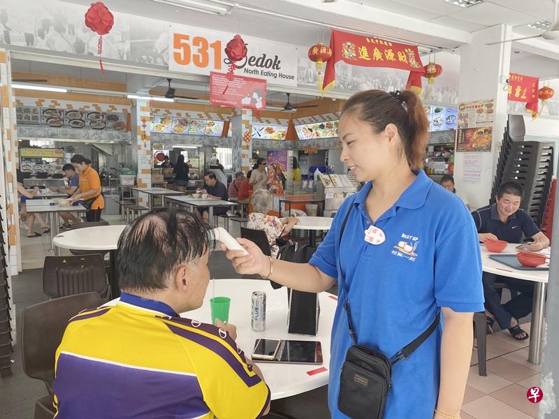 陈仁耀旗下的咖啡店开始为食客量体温，让食客吃得更安心。（杨凯冰摄）