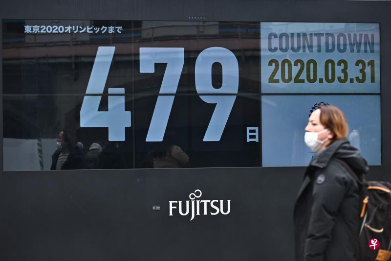 在日本东京火车站外的奥运倒计时钟，已根据新的开幕时间进行调整。 （法新社）