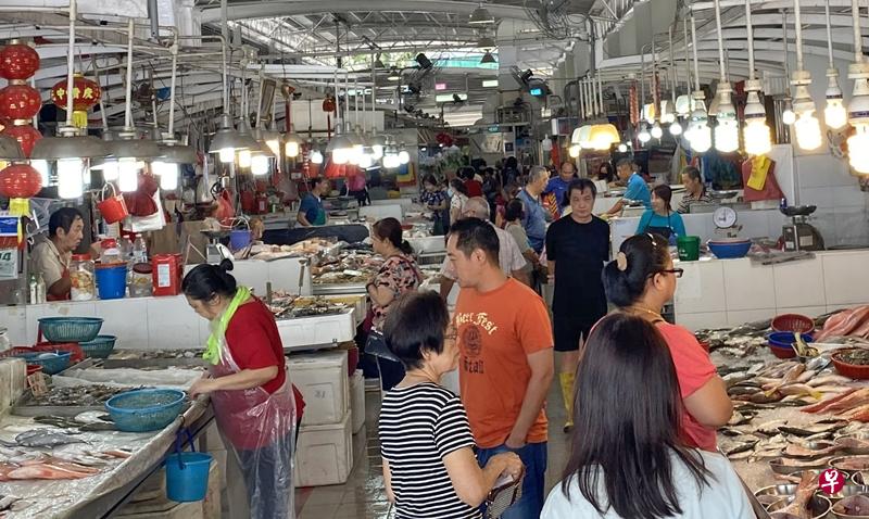 新明日报记者今早走访宏茂桥大牌628的湿巴刹时发现巴刹人潮已减，老人比平时少了一些。（杨凯冰摄）