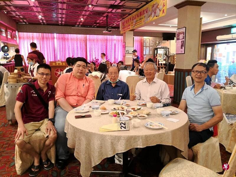 上周六暂停营业第一天，云南园老板吴再发（右二）带着主厨梁炳南（右一）和两名主要员工到红星酒家面试，与93岁老板冼良（中）相见欢。（受访者提供）