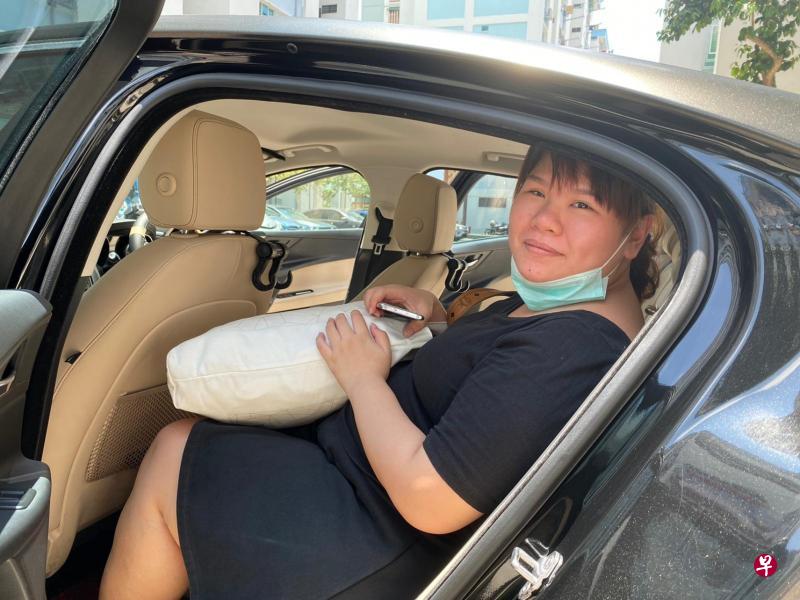 身怀六甲，在新加坡工作的马来西亚籍美甲师黄丽雯，昨天由移民与关卡局安排车辆载送前往新山关卡，让她顺利回马六甲待产。（受访者提供）