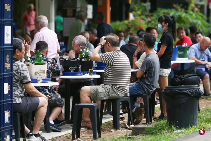 随着本月7日不能在咖啡店里用餐，啤酒女郎纷纷担心生计，表示接下来不知何去何从。