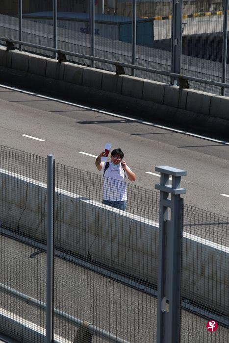 马来西亚人吕三清周六（4月4日）上午步行越过柔佛长堤，已顺利返回住家进行居家隔离。（中国报） 