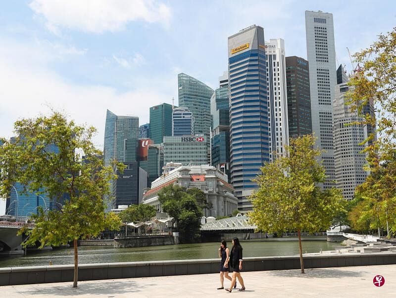 我国加强防疫措施，多家提供非必要服务的企业将暂停营业，但本地股市预计不会受到太大影响。（档案照）