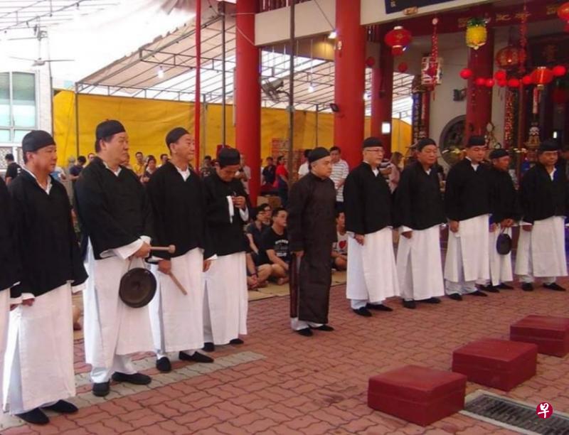 中华善堂蓝十救济总会属下南洋同奉善堂去年的春祭，由主席黄业（黑色长衫者）担任主祭。（蓝十总会提供）