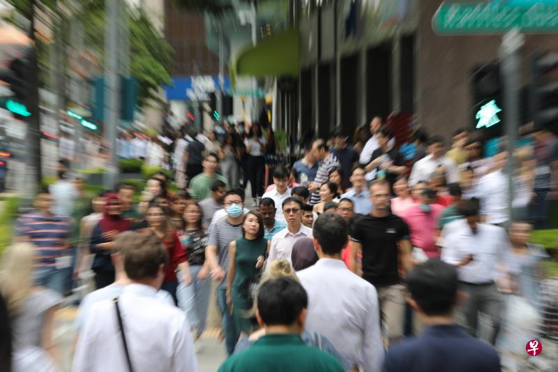 每一名年满21岁的国人，将在本月获得600元的一次性“同舟共济现金补贴”，以应付生活开销。（档案照）