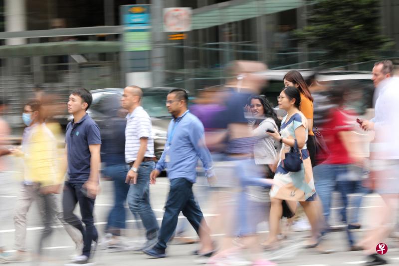 家人是新加坡公民的永久居民，及配偶是新加坡人的长期探访附加准证（LTVP+）持有者，可申请一次性300元的“同舟共济”现金补贴。（档案照） 