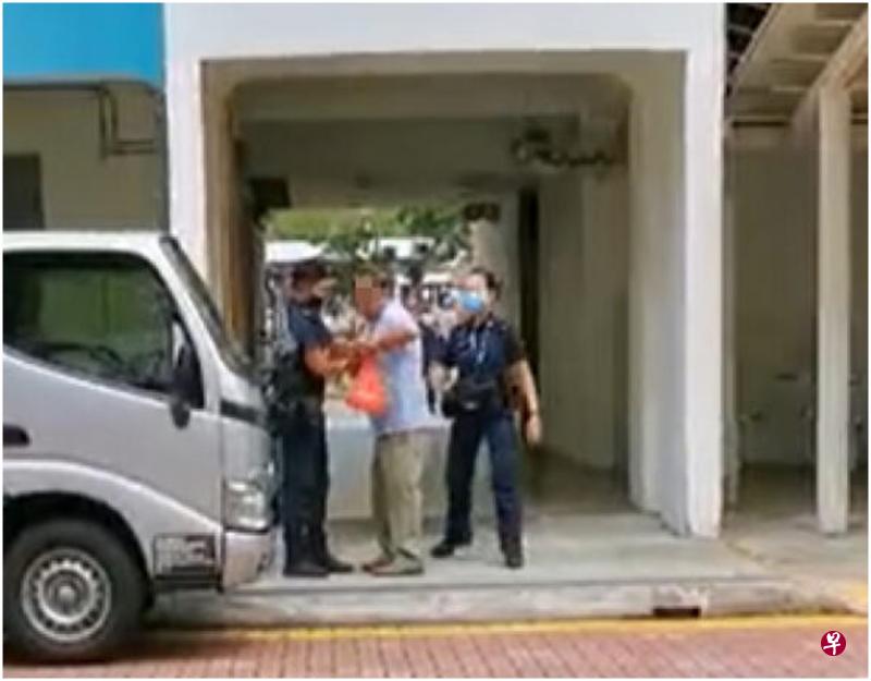 阻断措施推行首天，一名老汉尝试在明地迷亚路组屋底层吃饭被警员劝阻，对警员大喊大叫，结果被捕。（取自面簿）