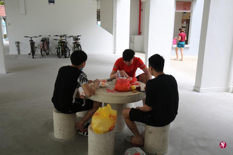 宏茂桥有民众从餐饮场所打包食物后，带到附近组屋底层开餐，违背禁令初衷。（梁麒麟摄）