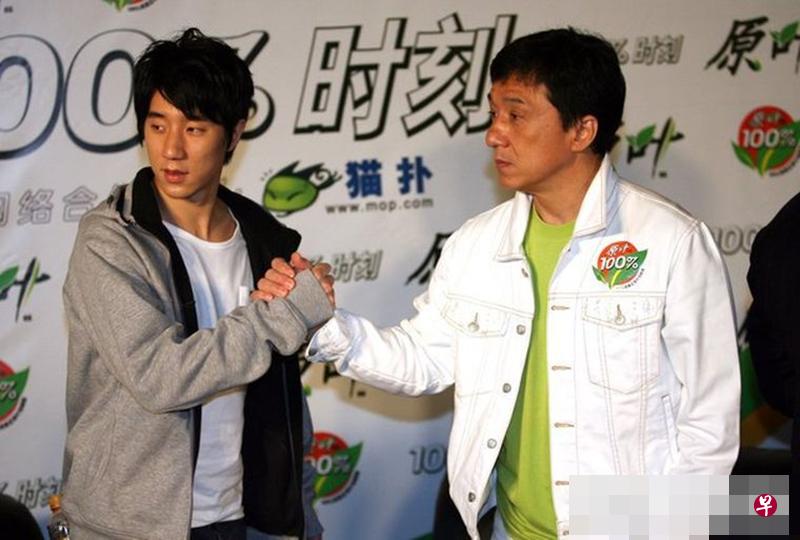 房祖名（左）和老爸成龙过去曾同台出席活动。（互联网）
