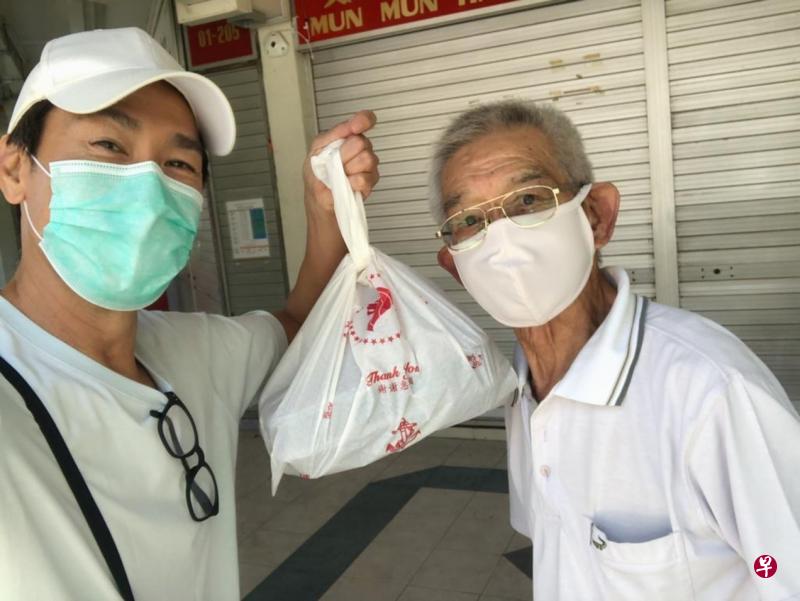 陈之财（左）昨午送饭给父亲。（受访者提供）