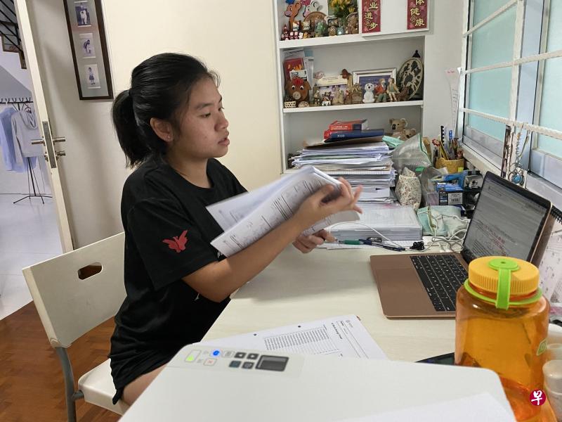 初二生陈姮颖会争取固定于上午8时在书房开始一天的学习。一边收看教师预录好的视频讲解，一边在纸本做好笔记。听不清楚的地方，还可以重听，按自己的节奏吸收知识。（受访者提供）