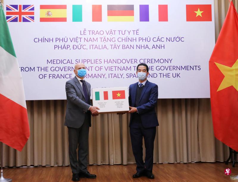 越南向法国、德国、意大利、西班牙和英国捐赠55万个防护口罩，4月7日，越南副外长苏英勇在捐赠仪式上把一盒口罩移交给意大利驻越南大使亚历山德罗。（路透社） 